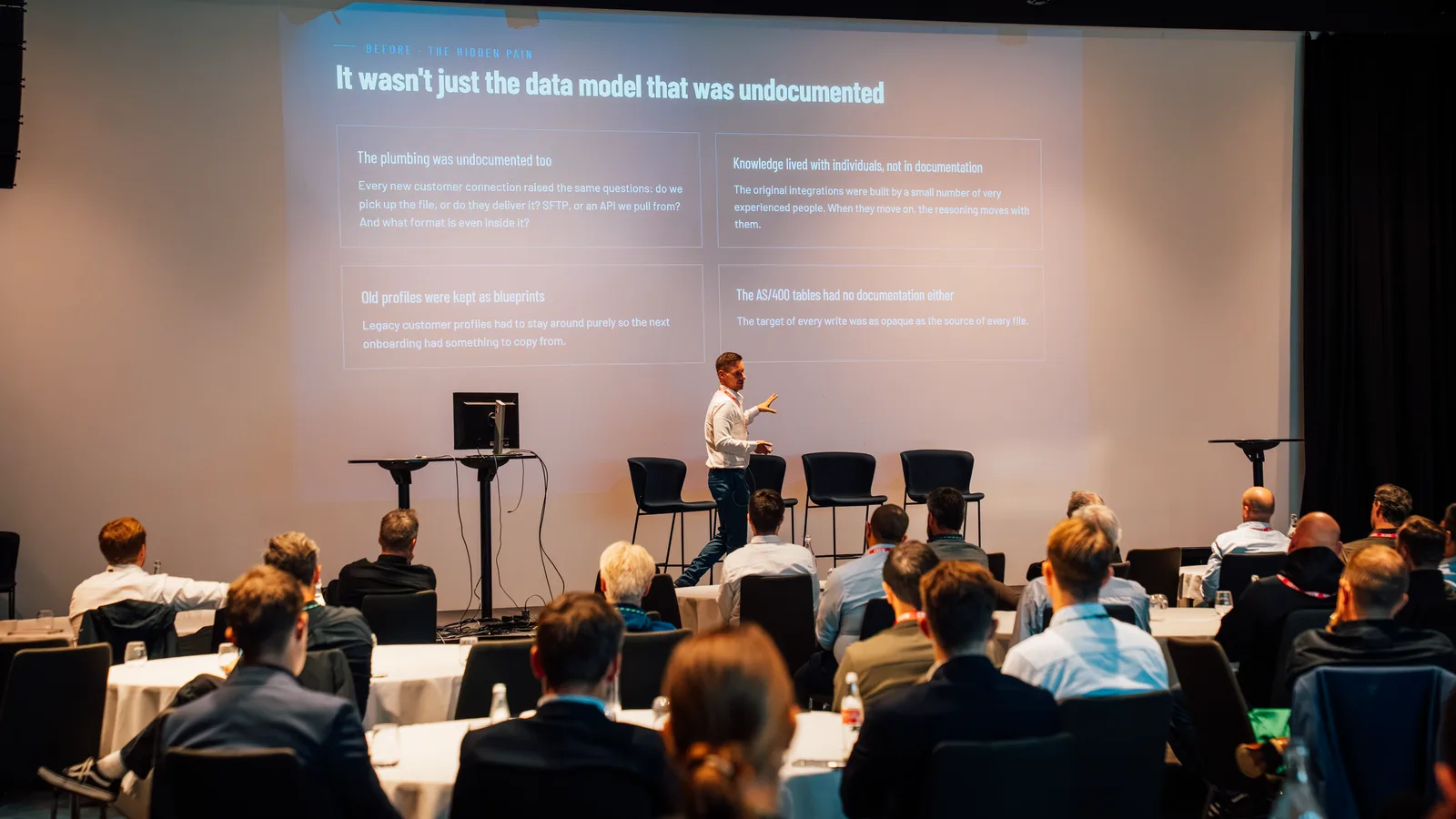 Martin Bjorheim på scenen foran et fyldt lokale til Movimentum Summit X Copenhagen